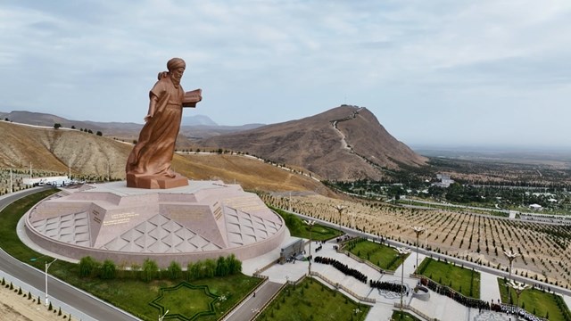 mahtumkulu-heykelinin-perde-arkasi-ilk-kez-tum-ayrintilariyla-trt-ile-paylasildi