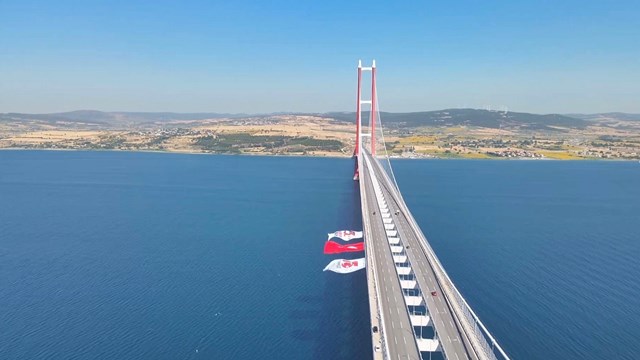 1915-canakkale-koprusune-15-temmuz-dolayisiyla-turk-bayragi-asildi