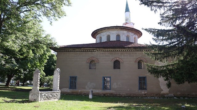 bulgaristanda-barok-suslemeleriyle-one-cikan-osmanli-mirasi-bayrakli-camii