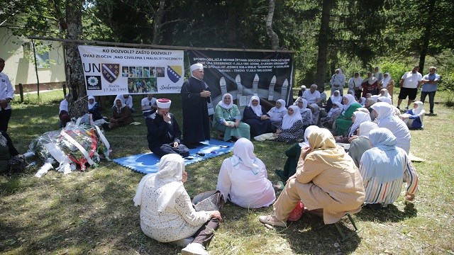 bosna-hersekteki-savasta-kursuna-dizilen-6-srebrenitsali-genc-olumlerinin-31i
