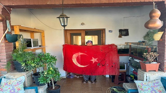 kibris-baris-harekatinda-mehmetcigin-kullandigi-turk-bayragini-sandiginda-36-yi