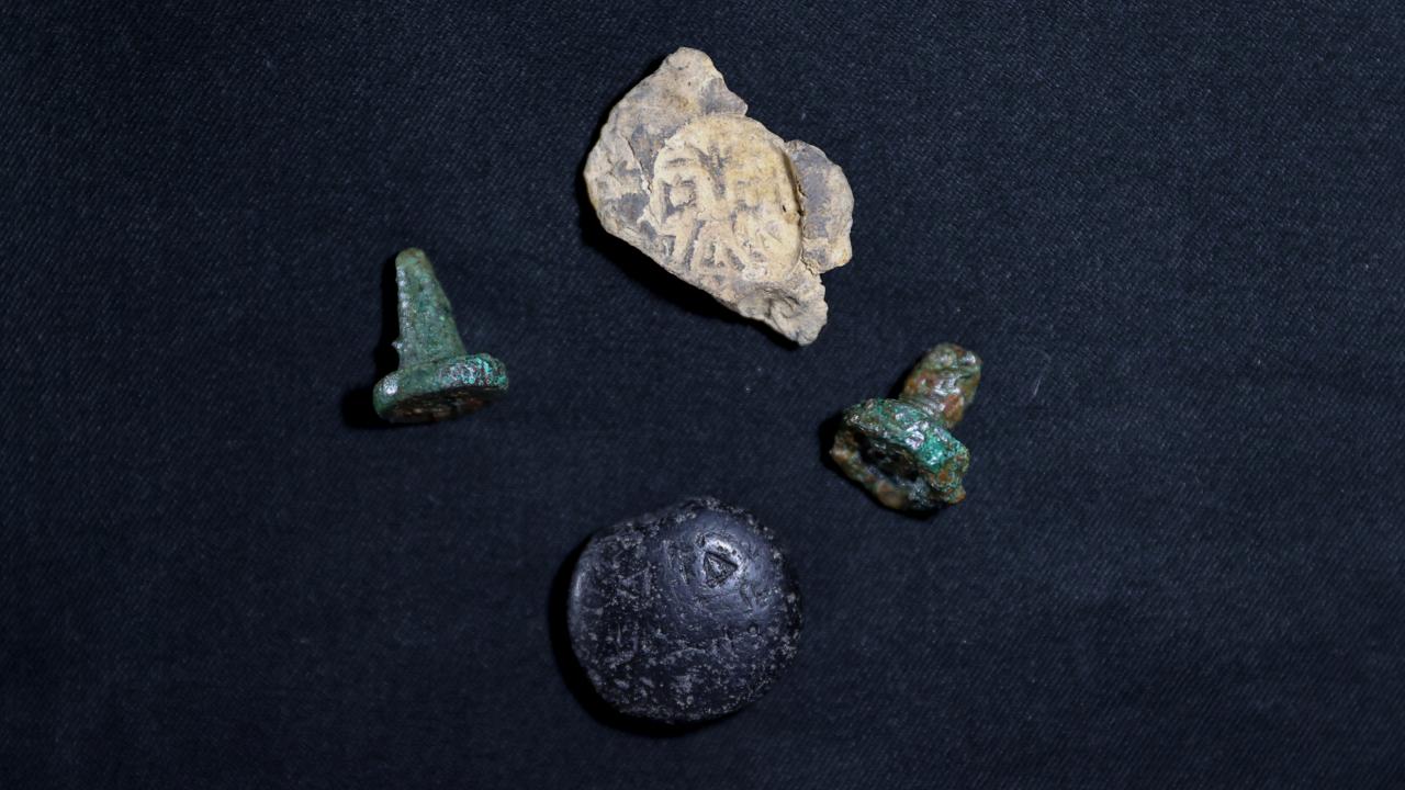 konyanin-cumra-ilcesindeki-turkmen-karahoyukte-yapilan-kazilarda-altin-bir-mus