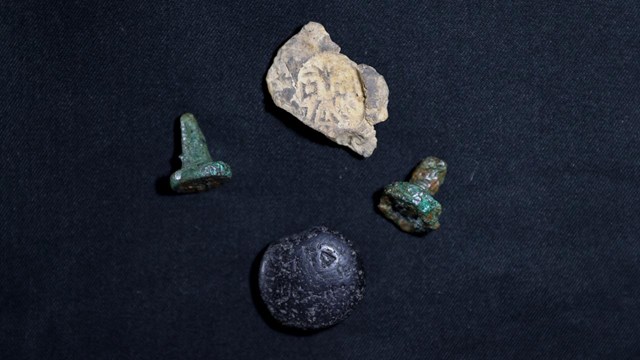 konyanin-cumra-ilcesindeki-turkmen-karahoyukte-yapilan-kazilarda-altin-bir-mus
