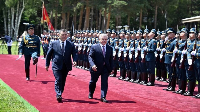 kirgizistan-cumhurbaskani-caparov-ozbekistan-cumhurbaskani-mirziyoyev-ile-isik