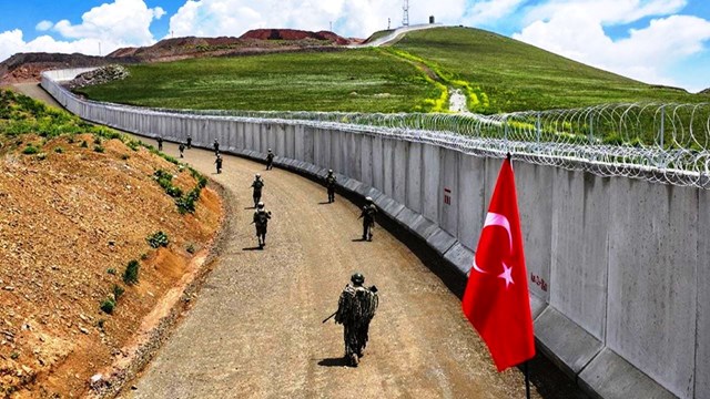 turkiye-iran-sinirina-insa-ettigi-moduler-duvar-sistemini-genisletiyor
