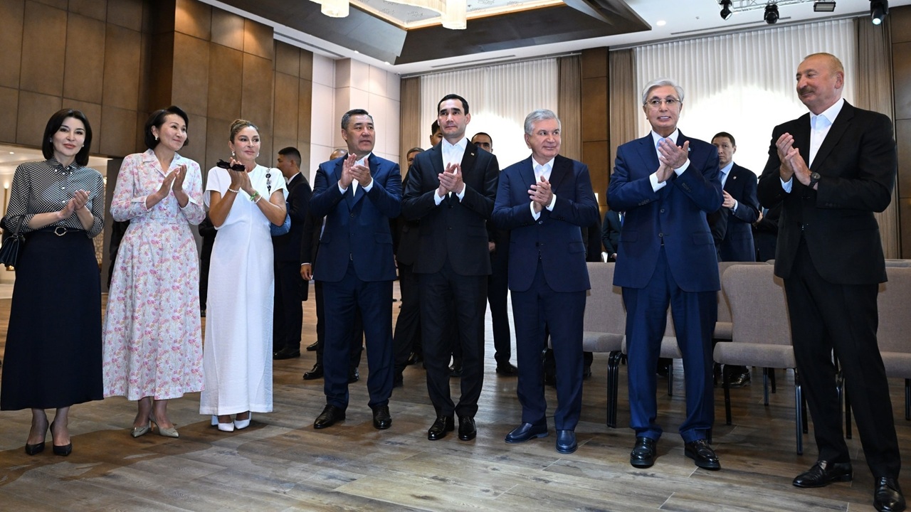 liderler-isik-gol-kiyisinda-baku-otelinin-acilis-kurdelesini-kesti