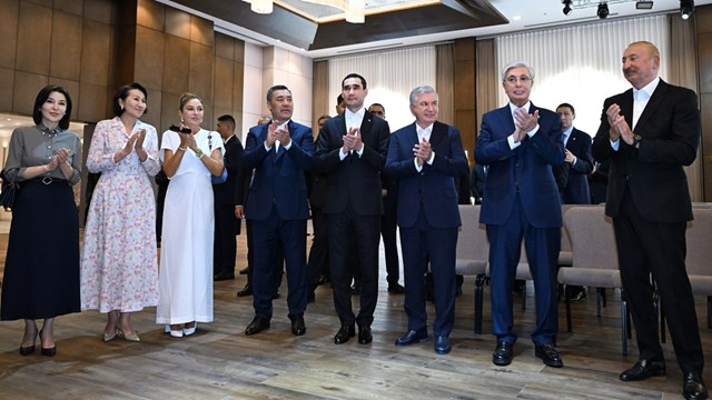 liderler-isik-gol-kiyisinda-baku-otelinin-acilis-kurdelesini-kesti