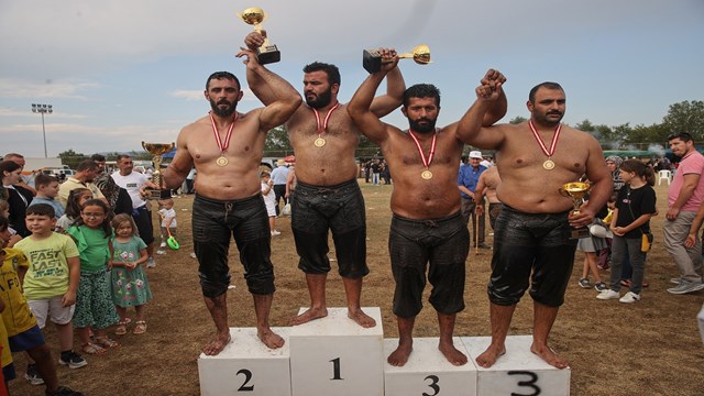 yedi-asirlik-gelenek-yasatildi-secek-yagli-guresleri-coskuyla-tamamlandi