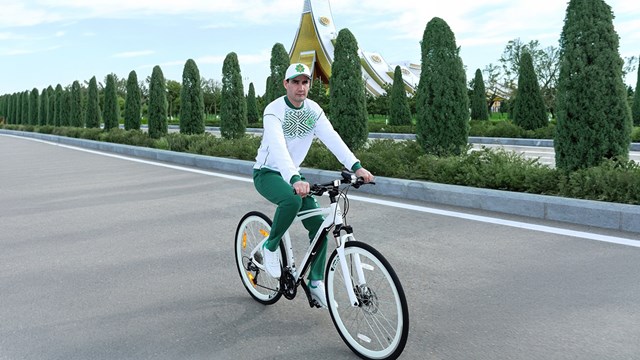 turkmenistan-cumhurbaskani-tatil-doneminde-bisiklet-turuna-cikti