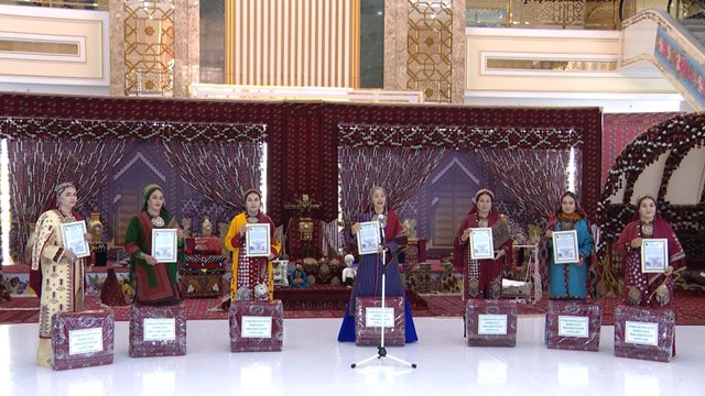 askabat-ta-annenin-ninnisi-yarismasi-duzenlendi