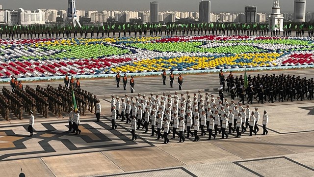 turkmenistan-bagimsizliginin-35-yilini-gorkemli-torenlerle-kutladi