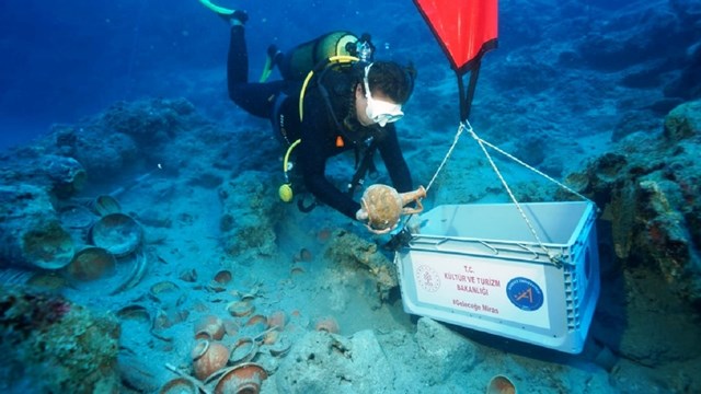 antalya-aciklarinda-2100-yillik-antik-roma-gemisinde-binlerce-seramik-ese