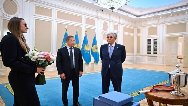 tokayevden-dunya-siralamasinin-zirvesindeki-ribakinaya-devlet-nisani