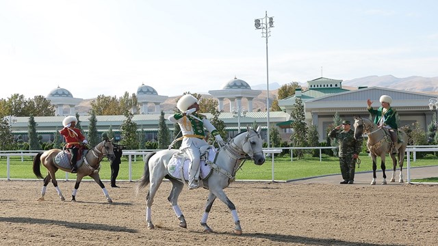 turkmenistan-da-ahal-teke-atcilik-ve-binicilik-kompleksi-acildi