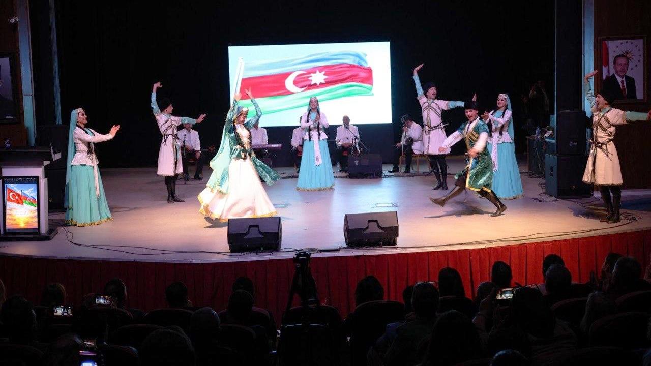 igdir-da-azerbaycan-in-mill-kiyafet-moda-gosterisi-ve-konser-duzenlendi