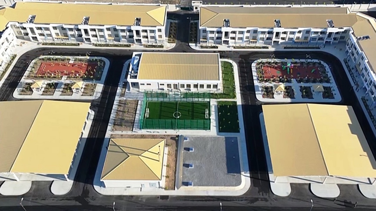 turkmenistan-cumhurbaskani-baskent-askabatta-yeni-insa-edilen-askeri-yerleskeyi
