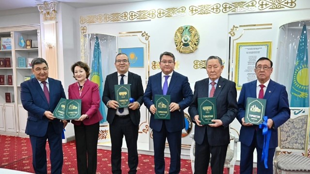 astana-da-turk-dunyasina-anitsal-eser