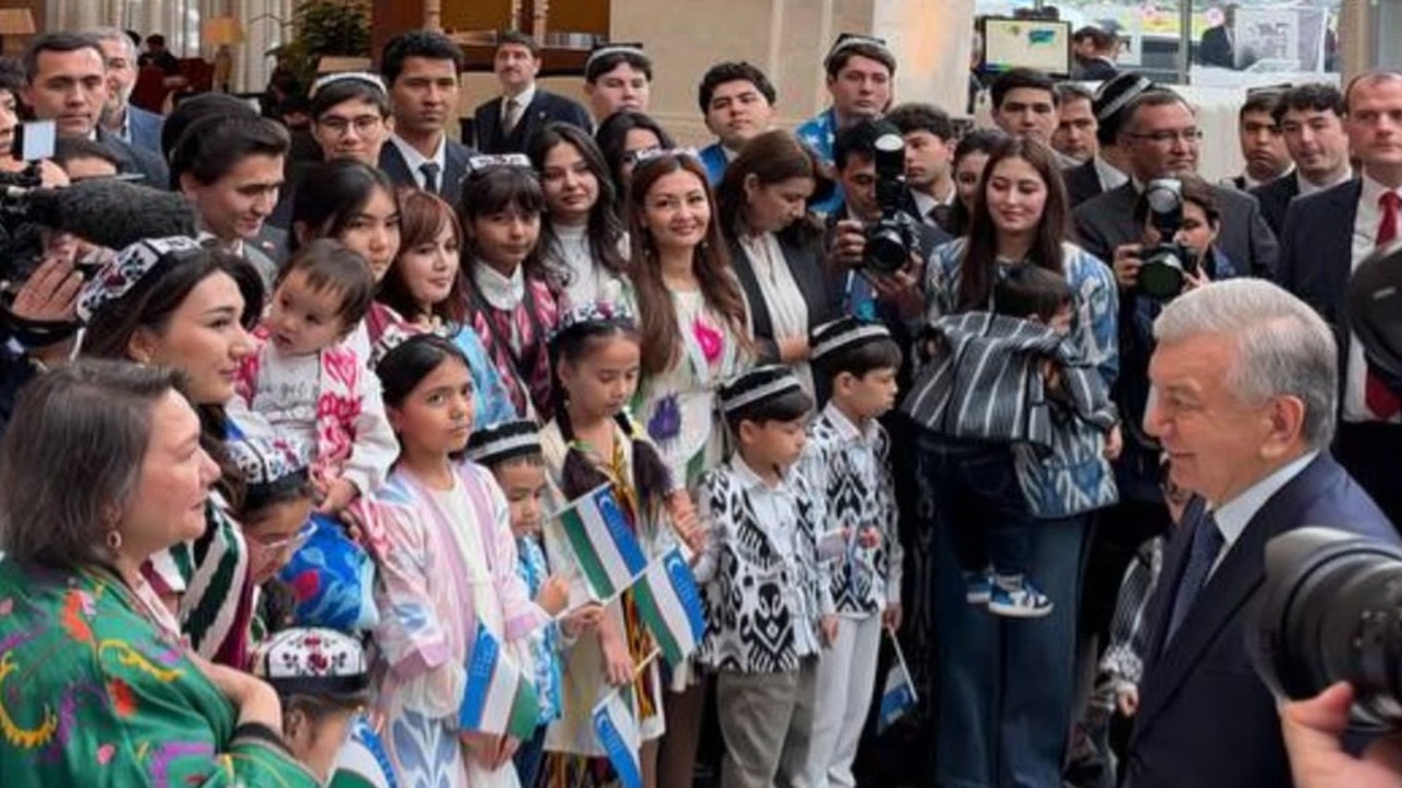 ozbekistan-cumhurbaskani-ankara-da-vatandaslariyla-bulustu-sizleri-ozlemle-bek